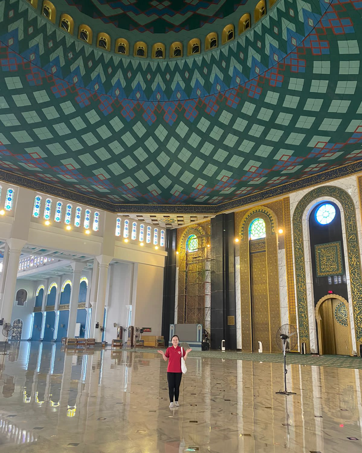 Khánh Vi trong một nhà thờ Hồi giáo ở Gresik. Khánh Vi trong một nhà thờ Hồi giáo ở Gresik.