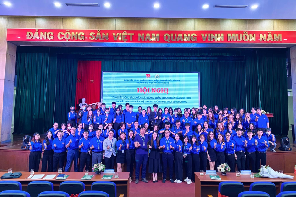 Anh Hoàng Ngọc Ánh cùng các cán bộ Đoàn trường và các đoàn viên, sinh viên ưu tú Trường Đại học Y tế công cộng trong Hội nghị tổng kết công tác Đoàn và phong trào thanh niên năm học 2021 - 2022.