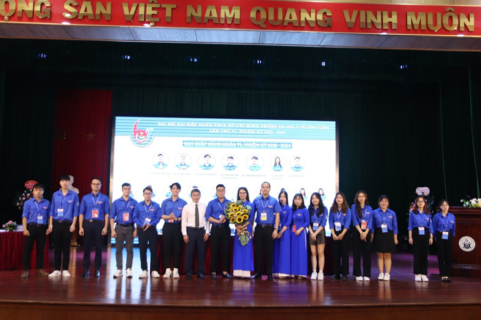 Anh Hoàng Ngọc Ánh và Ban chấp hành Đoàn Trường Đại học Y tế công cộng khóa VI, nhiệm kỳ 2022 - 2024.