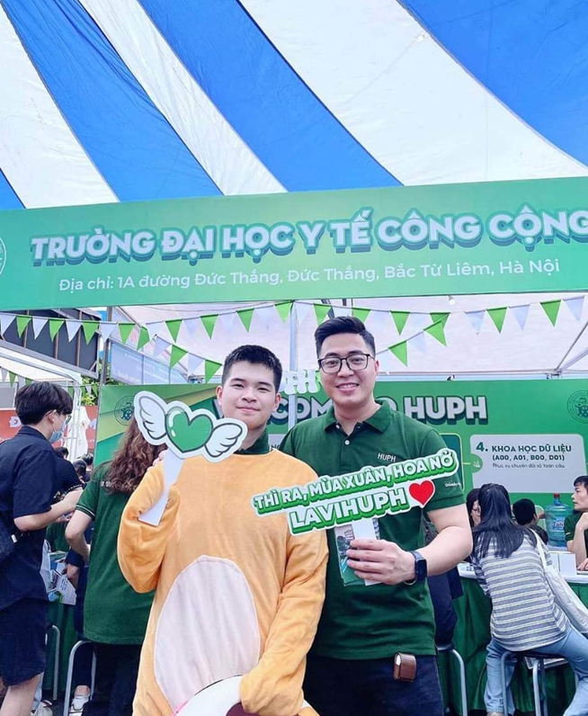 Anh Hoàng Ngọc Ánh (bên phải) tham gia hỗ trợ Ngày hội tư vấn tuyển sinh 2022.