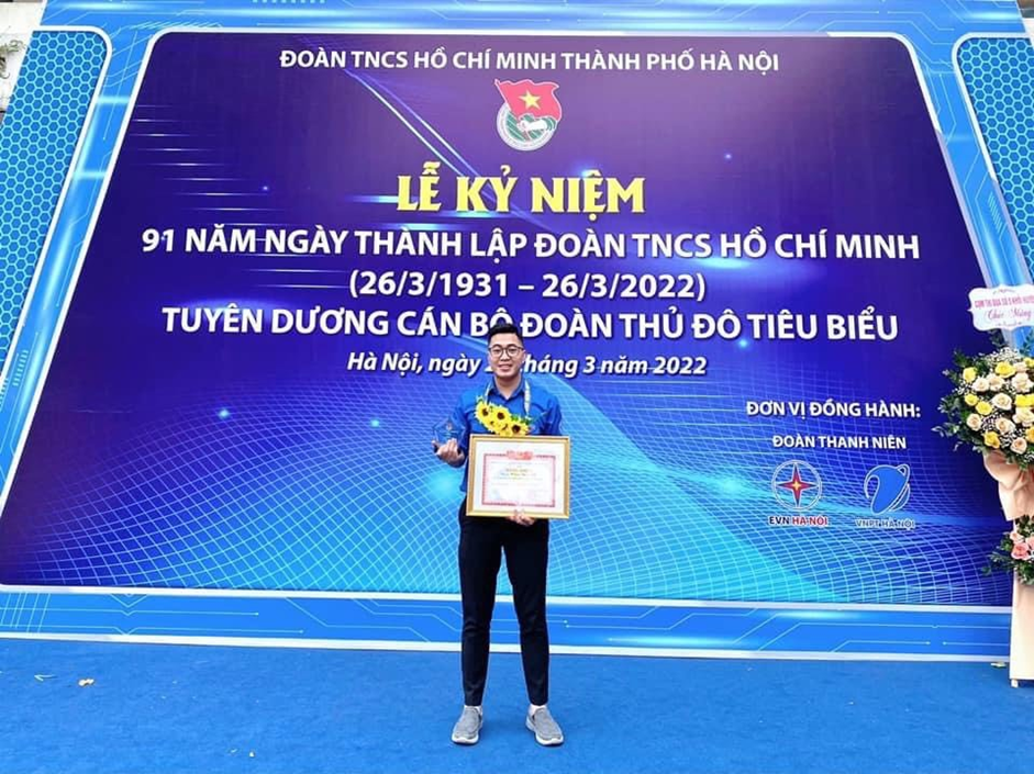 Anh Hoàng Ngọc Ánh - Bí thư Đoàn Trường Đại học Y tế công cộng nhận Bằng khen tại Lễ Tuyên dương cán bộ Đoàn Thủ đô tiêu biểu 2021.