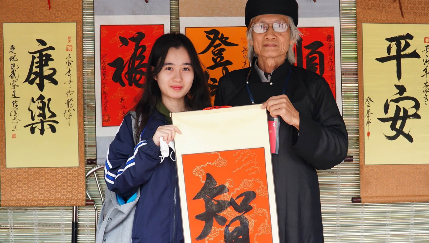 Minh Anh rất vui khi được nhận bức thư pháp từ ông đồ của CLB Thư họa UNESCO Hà Nội. Minh Anh rất vui khi được nhận bức thư pháp từ ông đồ của CLB Thư họa UNESCO Hà Nội.