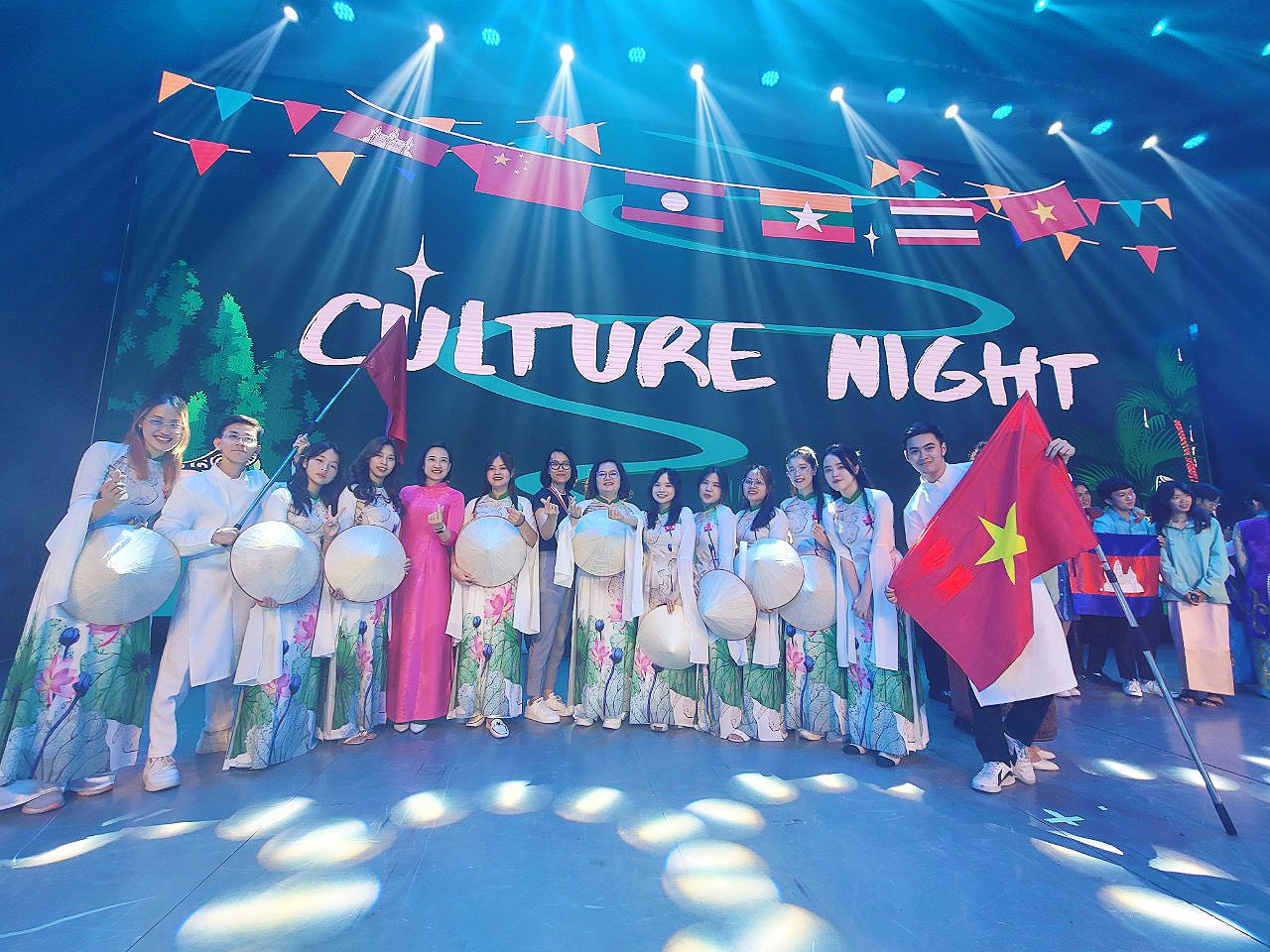 Các sinh viên Việt Nam trong Đêm giao lưu văn hoá Culture Night tại YICMG 2023. Các sinh viên Việt Nam trong Đêm giao lưu văn hoá Culture Night tại YICMG 2023.