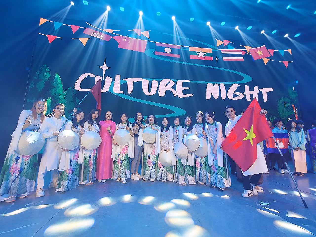Các sinh viên Việt Nam trong Đêm giao lưu văn hoá Culture Night tại YICMG 2023.