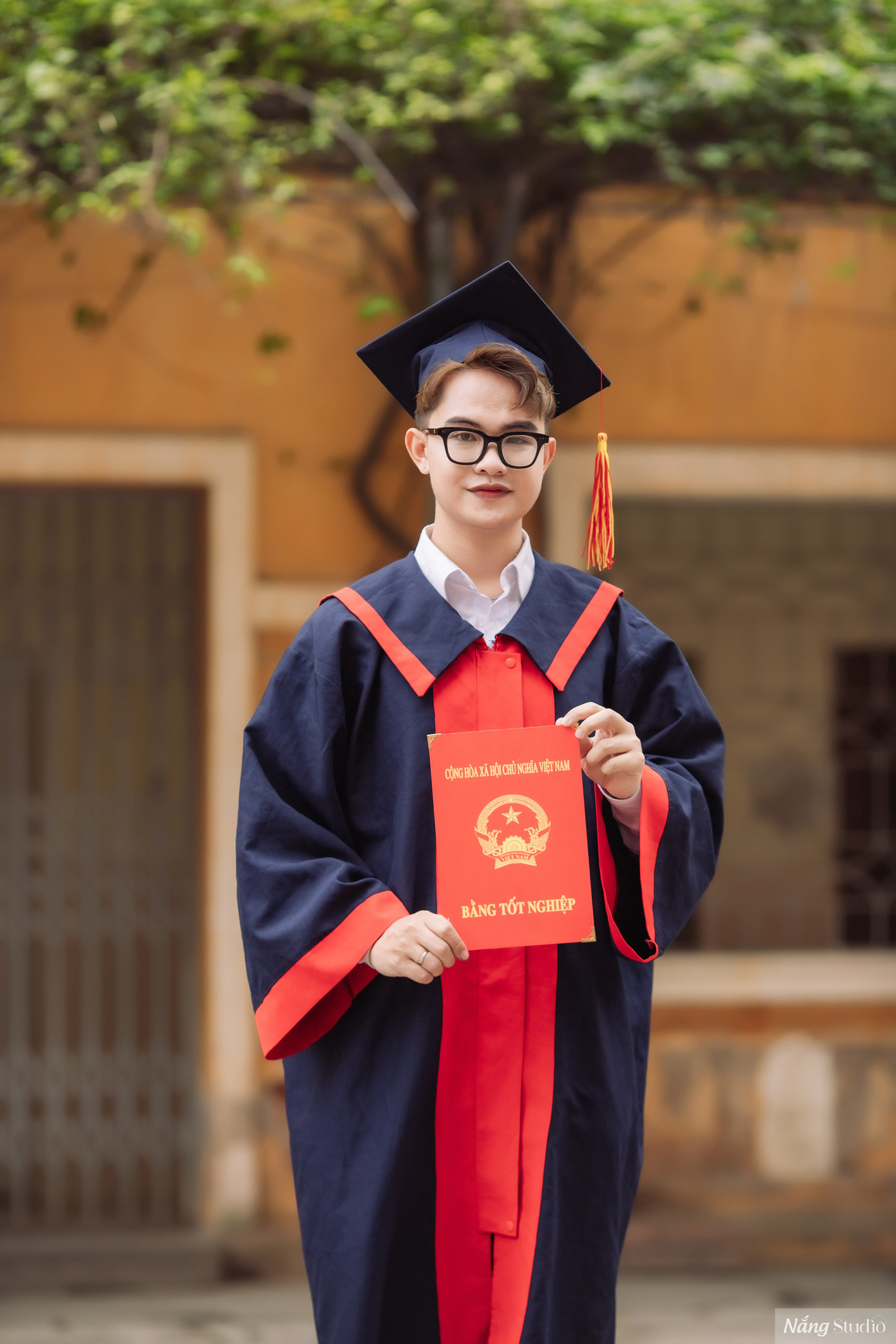 Chàng sinh viên trẻ khoa Du lịch - Đại học Khoa học Xã hội & Nhân Văn với đam mê nghệ thuật theo lối đi riêng của bản thân. Chàng sinh viên trẻ khoa Du lịch - Đại học Khoa học Xã hội & Nhân Văn với đam mê nghệ thuật theo lối đi riêng của bản thân.