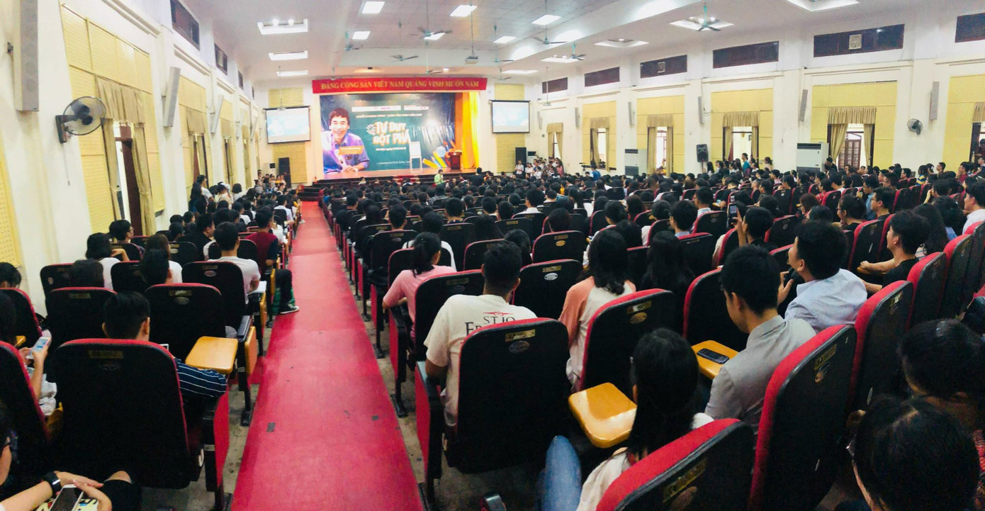 Chương trình Chào tân sinh viên năm 2018 do báo Sinh Viên Việt Nam và Langmaster phối hợp tổ chức tại Trường Đại học Kinh tế Quốc dân.