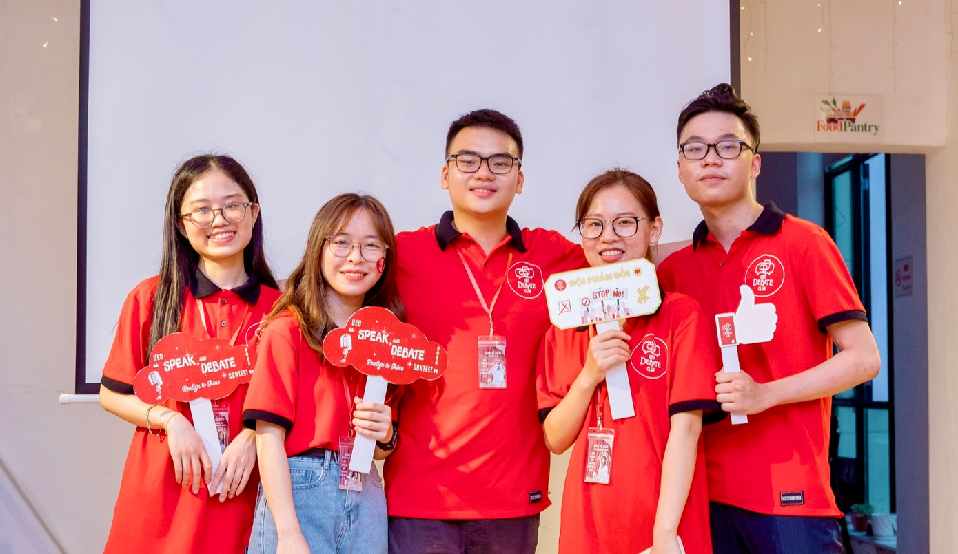 Vũ Minh Hiếu và các thành viên trong CLB Tranh Biện do cậu bạn làm chủ nhiệm. Vũ Minh Hiếu và các thành viên trong CLB Tranh Biện do cậu bạn làm chủ nhiệm.