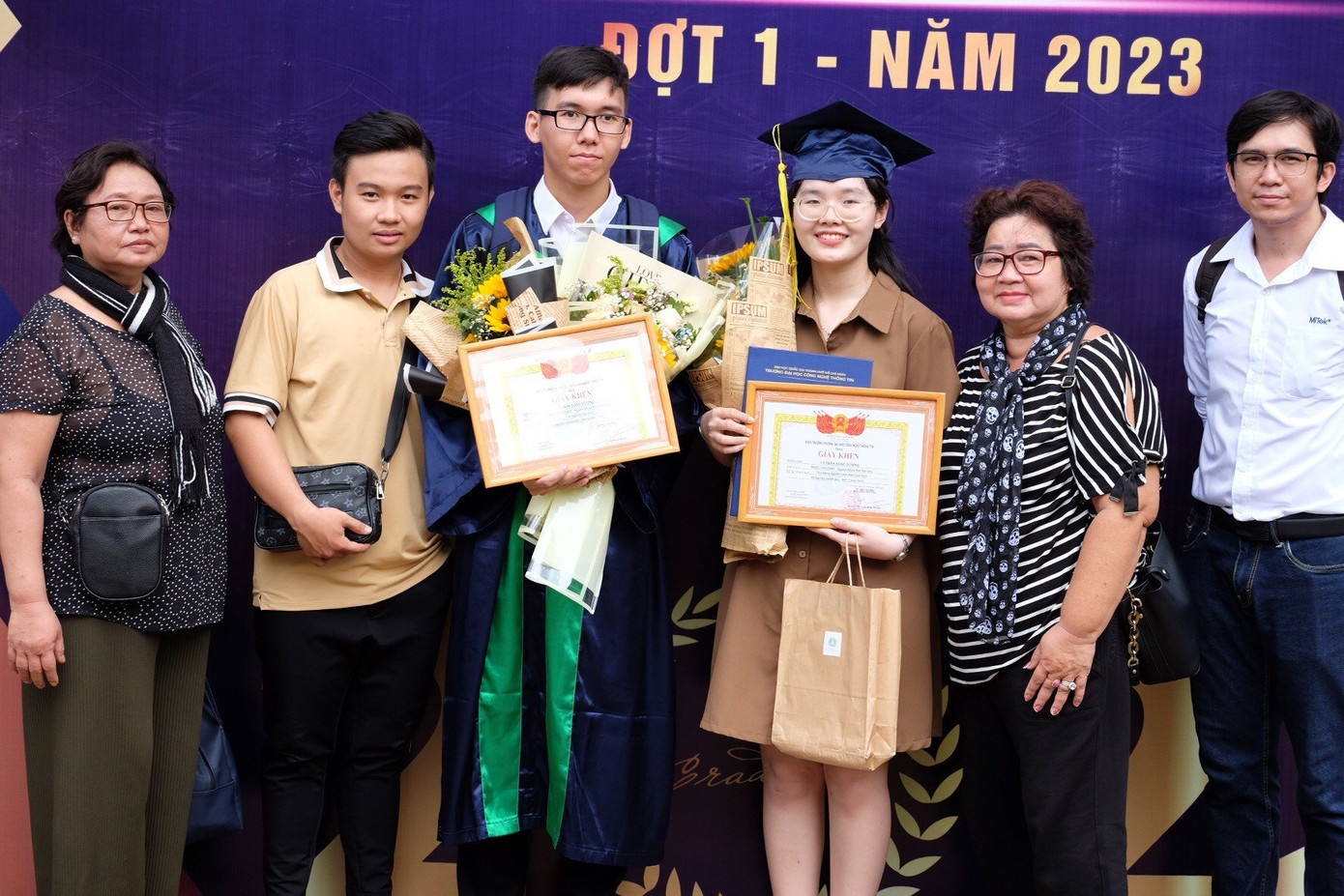 Dương và người thân tại buổi lễ tốt nghiệp.