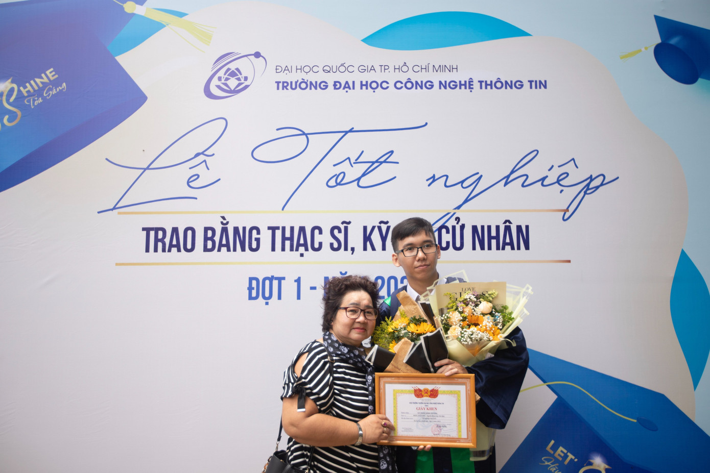 Dương và người thân tại buổi lễ tốt nghiệp.