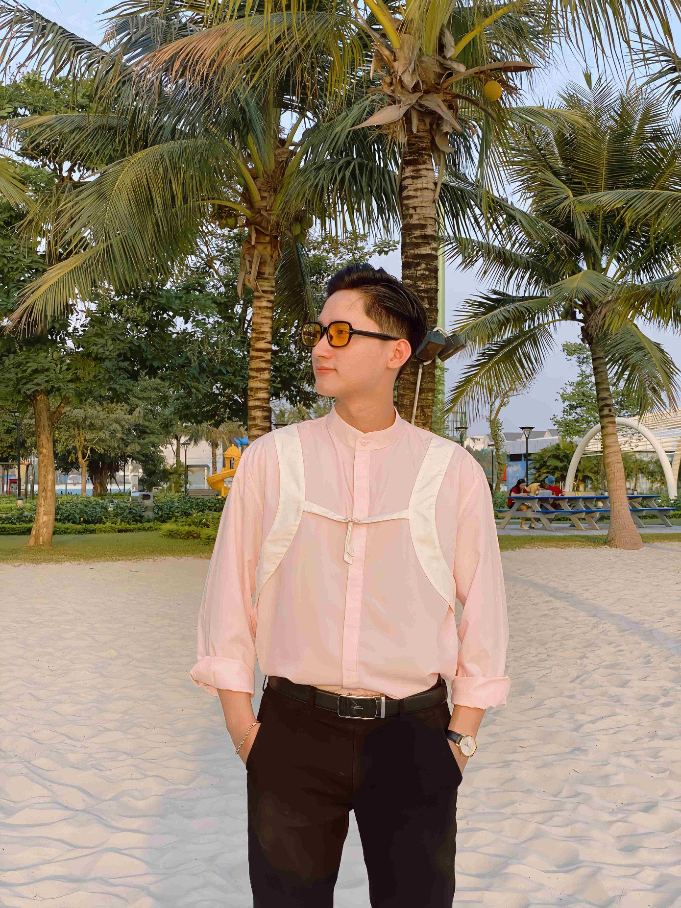 Bên cạnh công việc MC, Tiến Đông còn thử sức làm mẫu ảnh, quay quảng cáo.