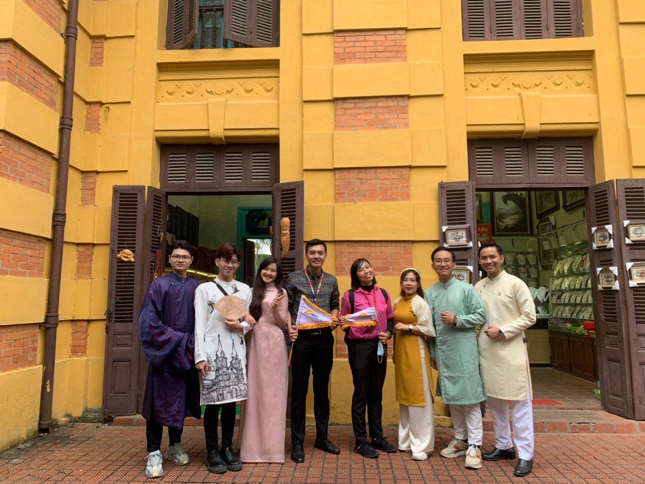 Kim Loan tâm sự - Mỗi khó khăn là một bài học quý giá giúp các bạn trưởng thành và mạnh mẽ hơn. Kim Loan tâm sự - Mỗi khó khăn là một bài học quý giá giúp các bạn trưởng thành và mạnh mẽ hơn.