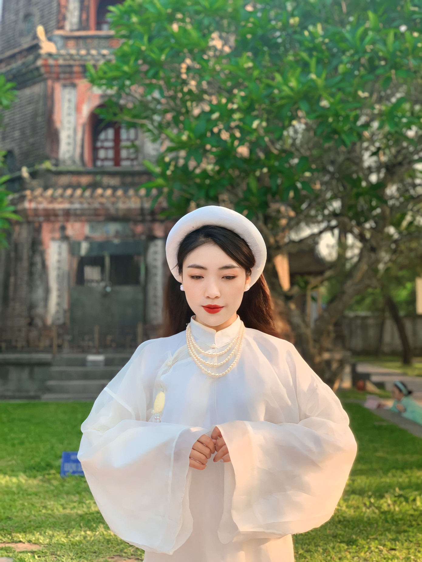 Vân Anh khoác lên mình chiếc áo Việt Phục.