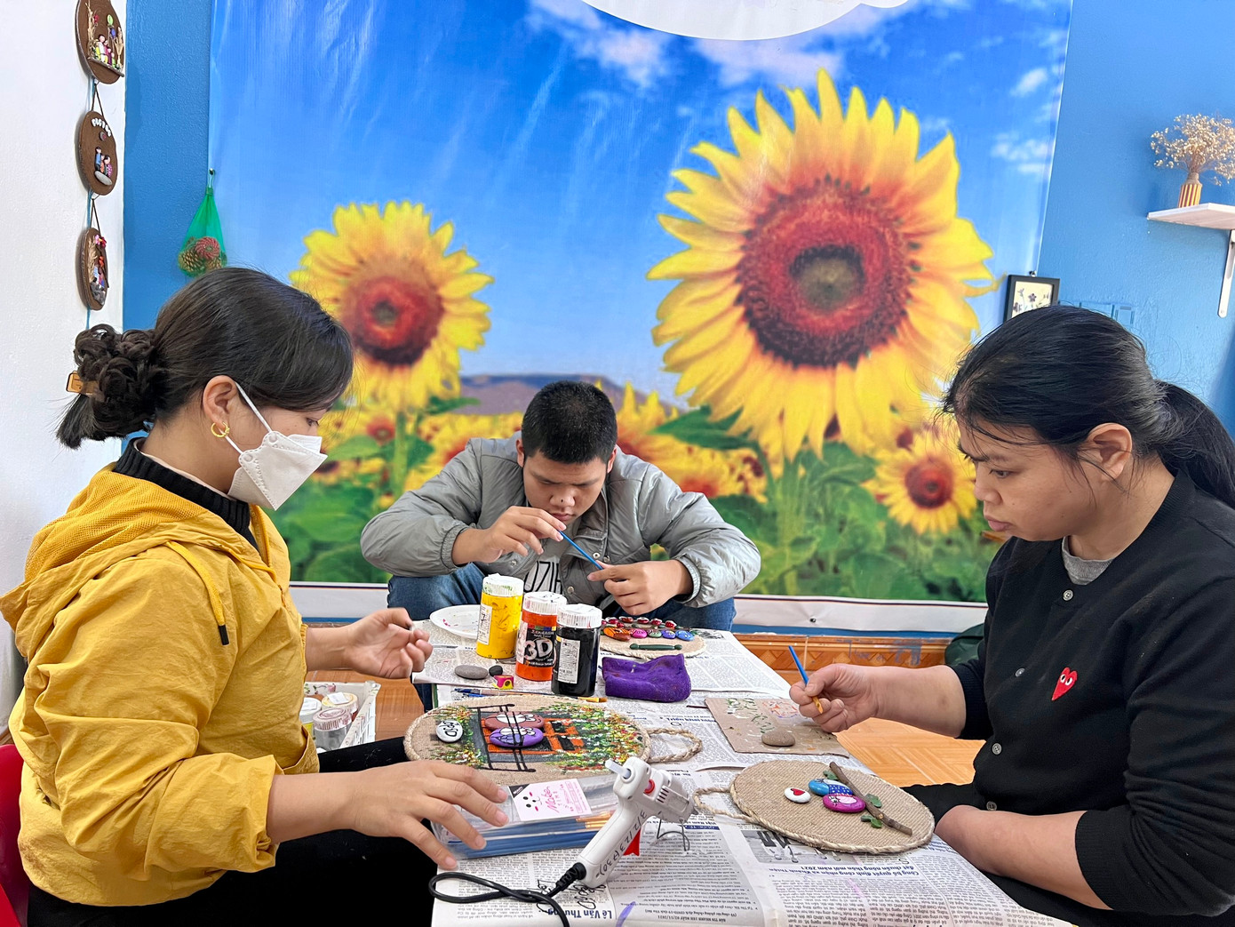 Tùy từng thời điểm, trung tâm sẽ có lượng học sinh khác nhau, trung bình khoảng 60-70 trẻ và 15 giáo viên. Tùy từng thời điểm, trung tâm sẽ có lượng học sinh khác nhau, trung bình khoảng 60-70 trẻ và 15 giáo viên.