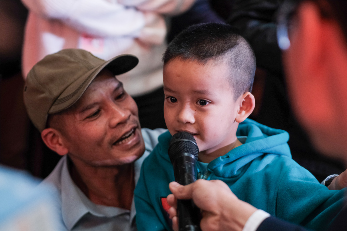 Anh Bình cùng con trai nhận được phần quà từ chương trình “Đố vui”.