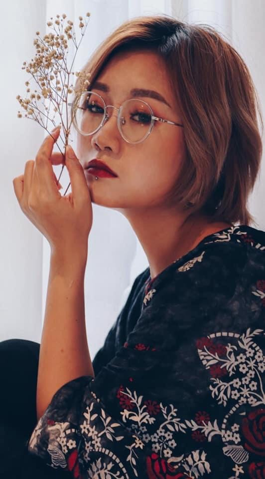 Đông Đông, sinh năm 1997, cựu sinh viên trường Đại học Hà Nội.