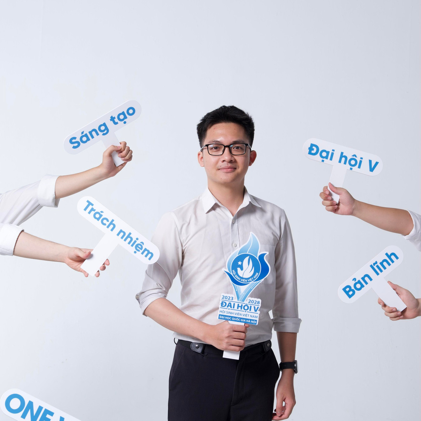 Nguyễn Kim Tùng là chuyên viên công tác tại Văn phòng Đoàn Thanh niên - Hội Sinh viên Đại học Quốc gia Hà Nội.