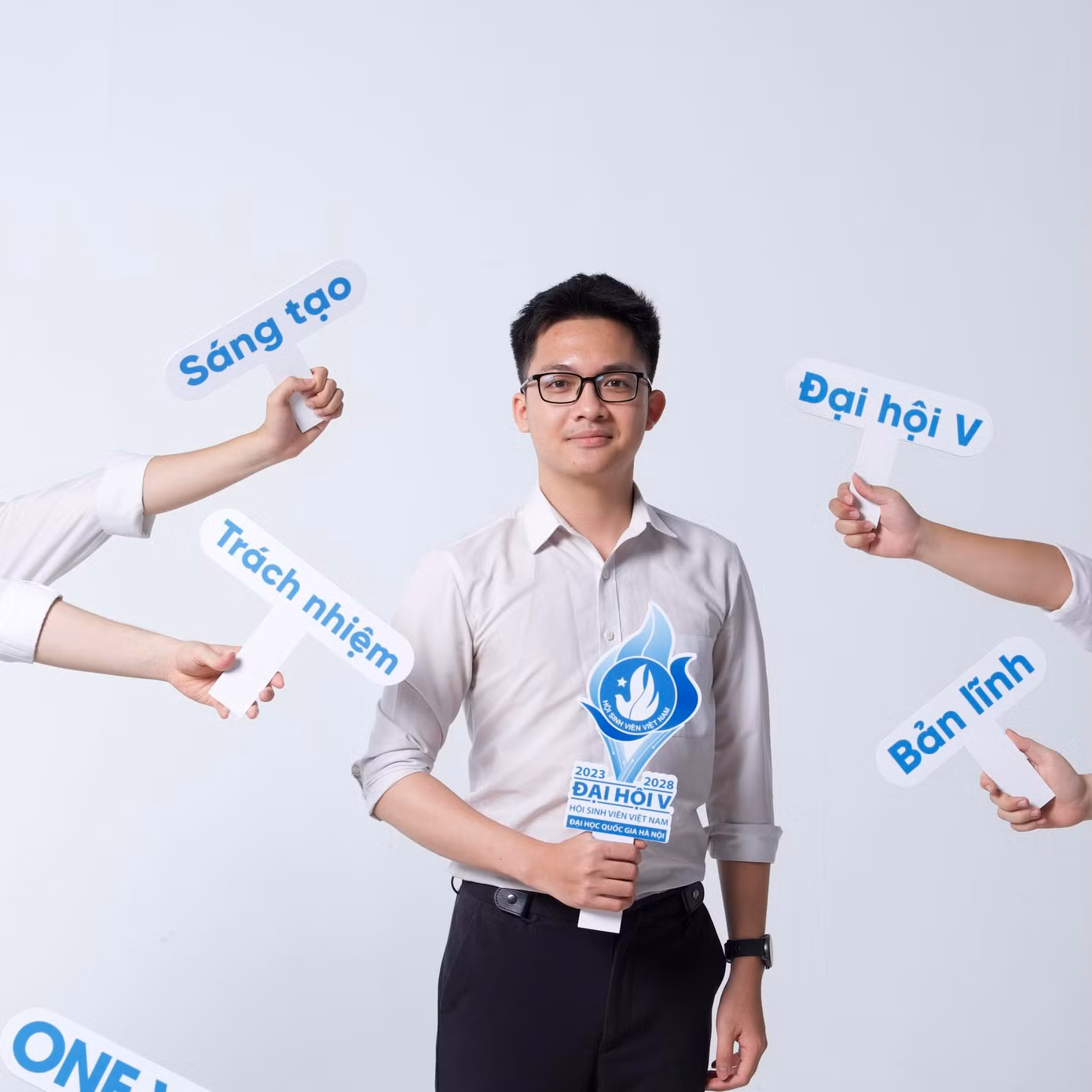 Nguyễn Kim Tùng là chuyên viên công tác tại Văn phòng Đoàn Thanh niên - Hội Sinh viên Đại học Quốc gia Hà Nội. Nguyễn Kim Tùng là chuyên viên công tác tại Văn phòng Đoàn Thanh niên - Hội Sinh viên Đại học Quốc gia Hà Nội.