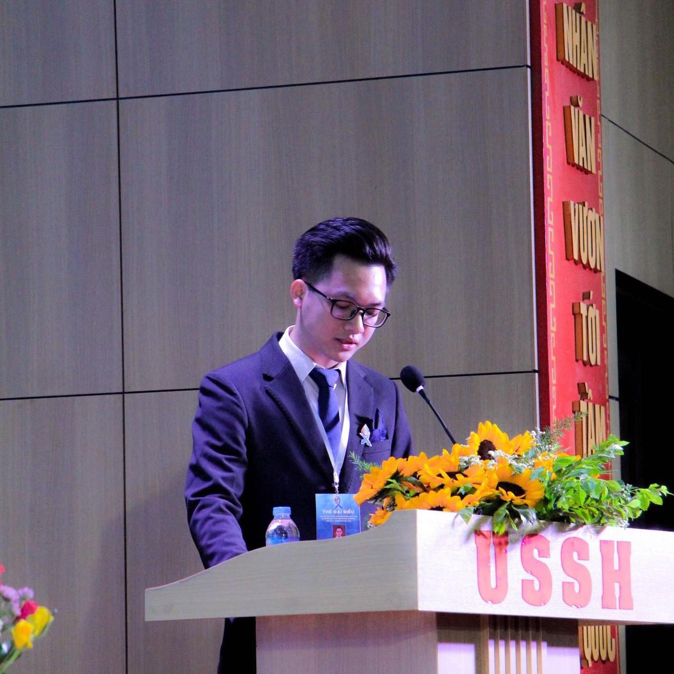 Kim Tùng phát biểu tại Đại hội Hội Sinh viên Trường Đại học Khoa học Xã hội và Nhân văn.