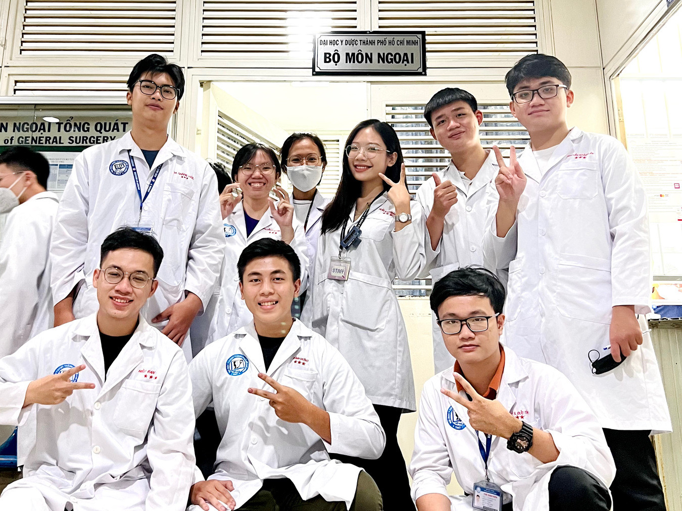 Bảo Trân cùng các bạn học tại trường Y. Bảo Trân cùng các bạn học tại trường Y.