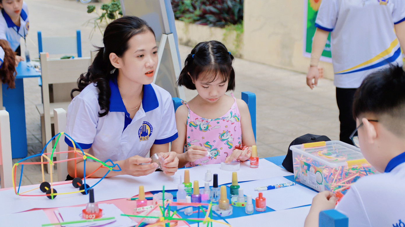 Quỳnh Như là điều phối viên tại một hoạt động giáo dục kỹ năng sống dành cho trẻ em. Quỳnh Như là điều phối viên tại một hoạt động giáo dục kỹ năng sống dành cho trẻ em.