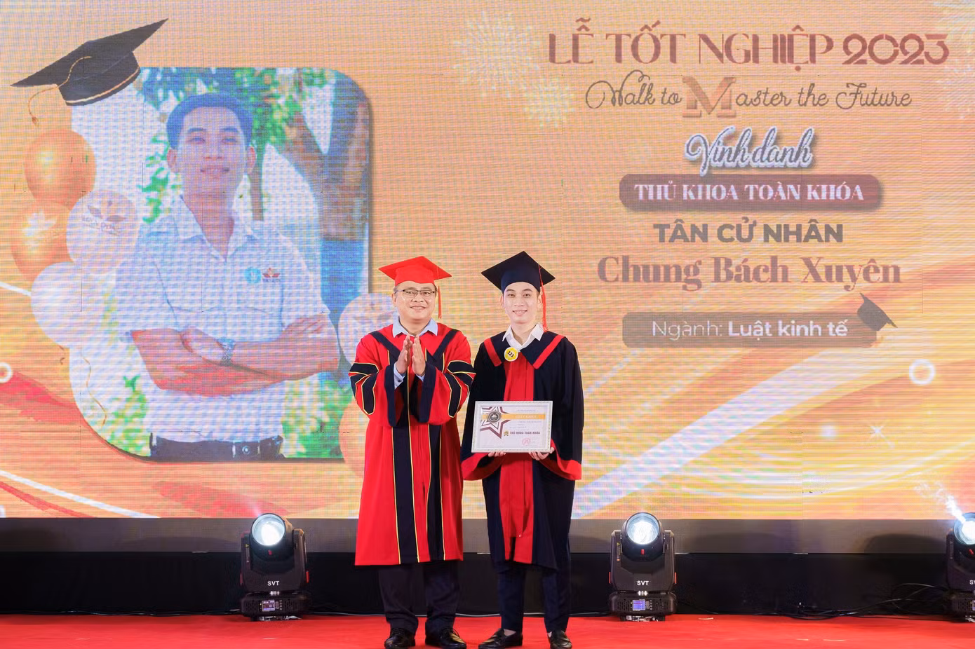 Chung Bách Xuyên (sinh năm 2001) vừa tốt nghiệp Thủ khoa ngành Luật Kinh tế, trường Đại học Công nghệ Miền Đông. Chung Bách Xuyên (sinh năm 2001) vừa tốt nghiệp Thủ khoa ngành Luật Kinh tế, trường Đại học Công nghệ Miền Đông.