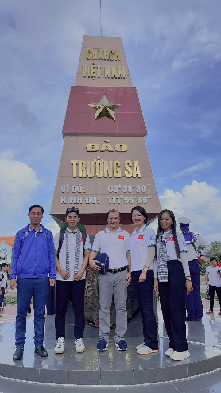 Đoàn Khánh Hòa cùng đồng chí Lê Hải Bình.