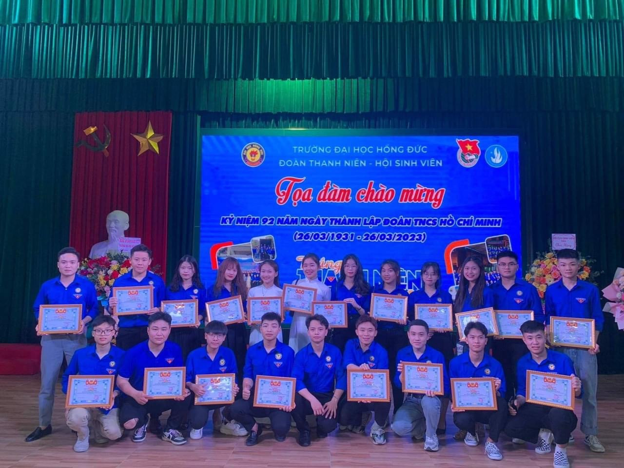 Anh nhận giấy khen đạt thành tích xuất sắc trong công tác Đoàn và phong trào thanh niên dịp 26/3 cùng Tổng đội thanh niên Xung Kích Trường Đại học Hồng Đức.