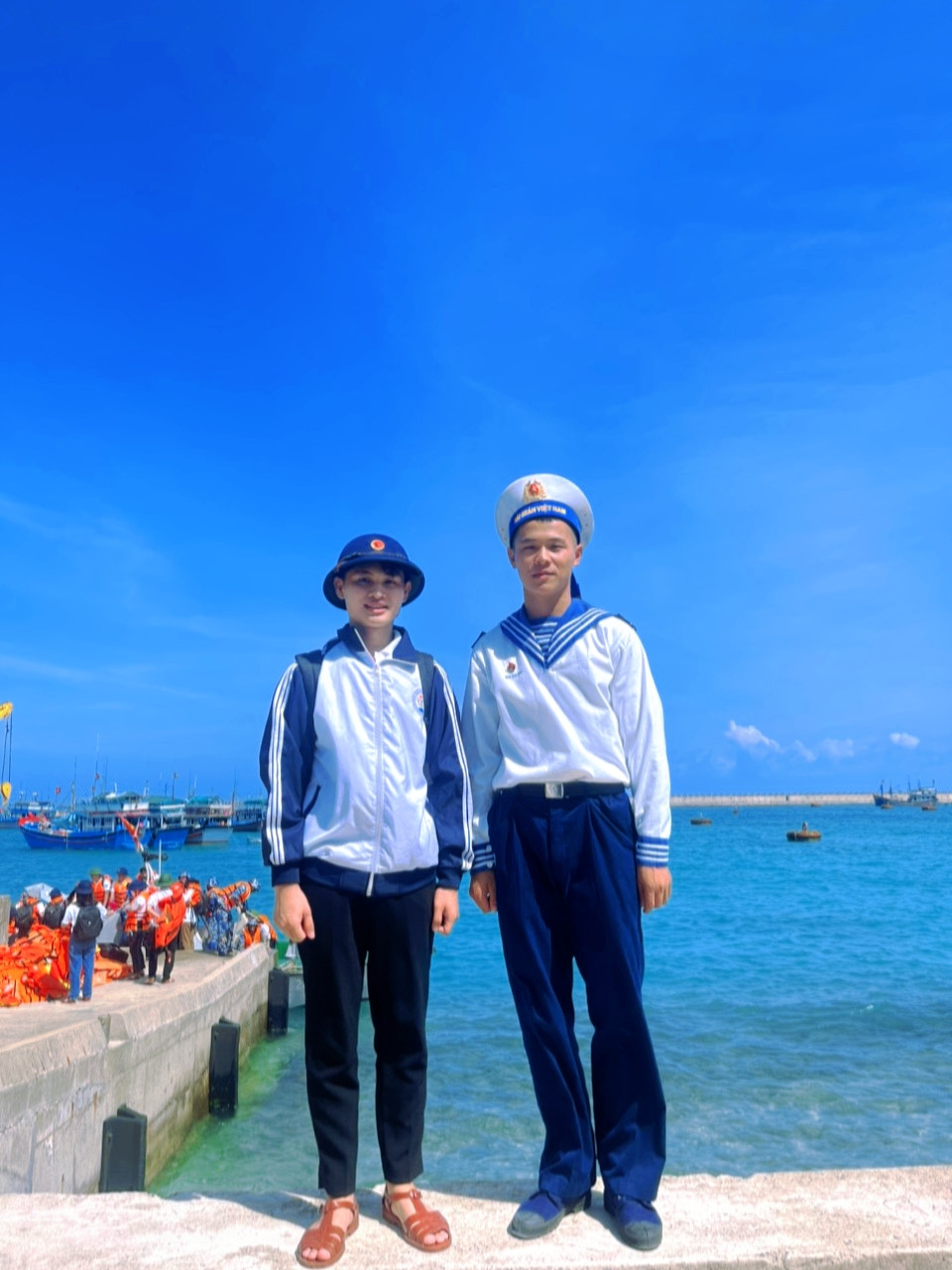 Tân chụp ảnh cùng chiến sĩ trên đảo. Tân chụp ảnh cùng chiến sĩ trên đảo.