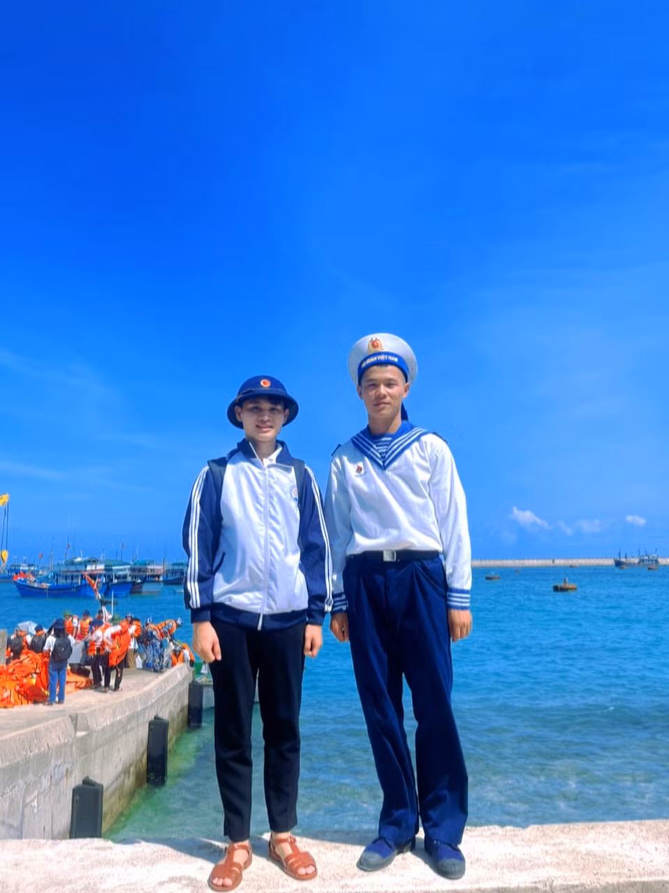 Tân chụp ảnh cùng chiến sĩ trên đảo.