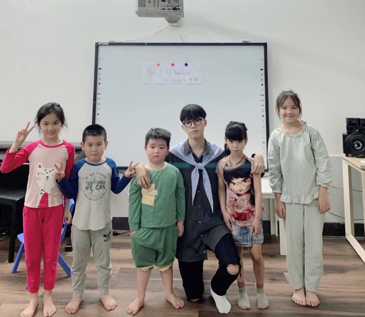 Tiến Đạt đang là một giảng viên cho một trung tâm đào tạo kỹ năng mềm cho trẻ em từ 5-12 tuổi.