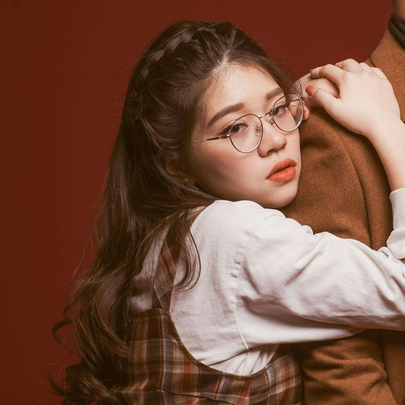 Minh Huyền tự nhận thấy bản thân là người có tính cách vui vẻ, thích chinh phục và rất quan trọng việc khám phá thế giới.