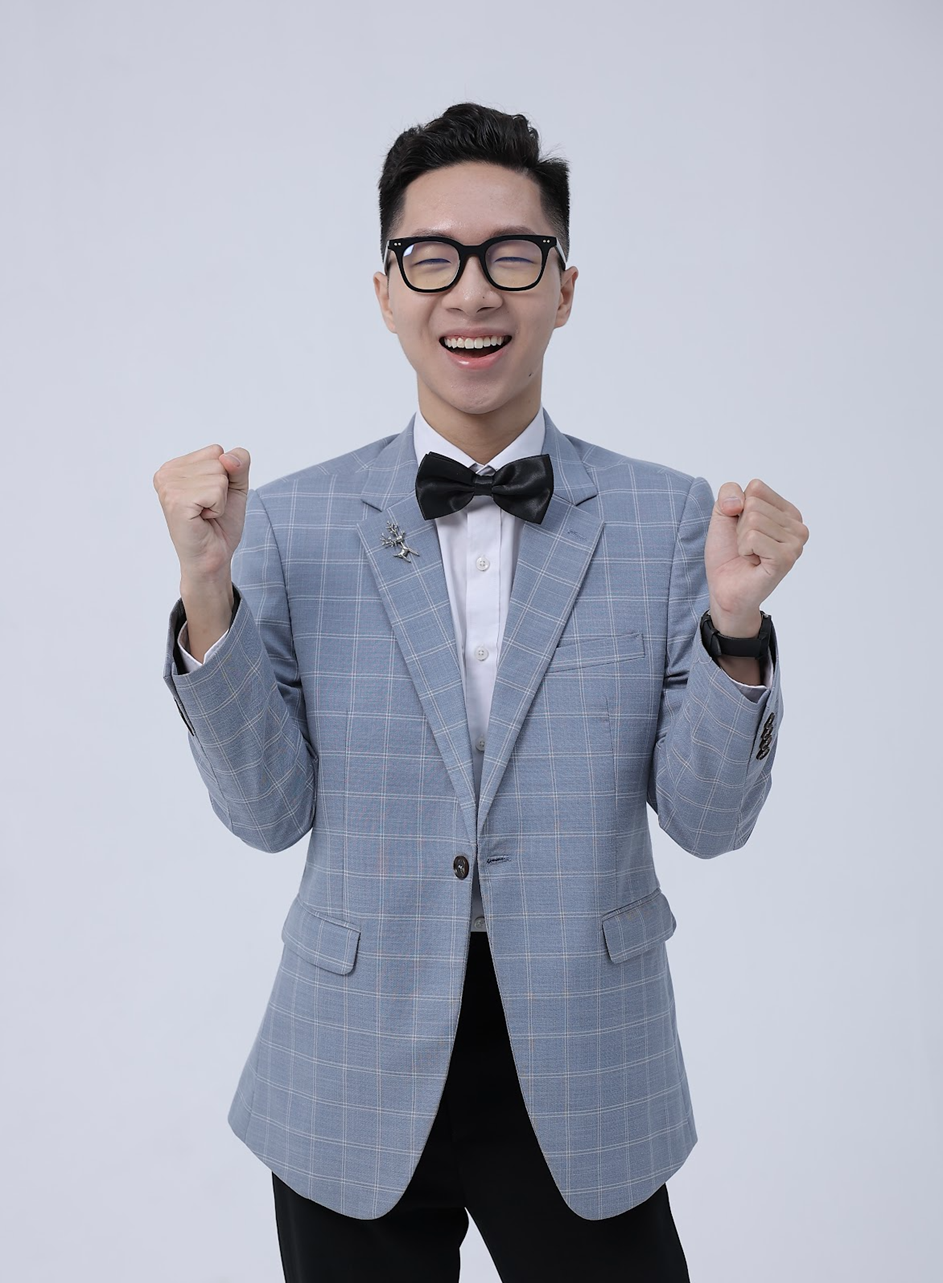 “Nụ cười có thể làm cho ta bừng sáng kể cả khi ở trong những ngày đen tối nhất” - Đức Lộc khẳng định.