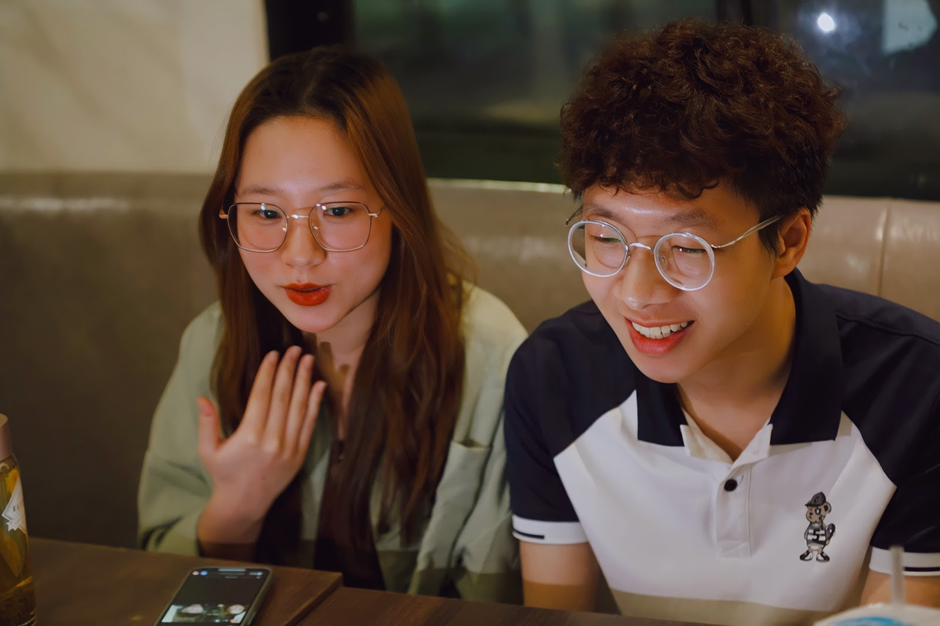 Đức Lộc (Bên phải) cùng em họ (Bên trái) trong buổi livestream cho dự án.