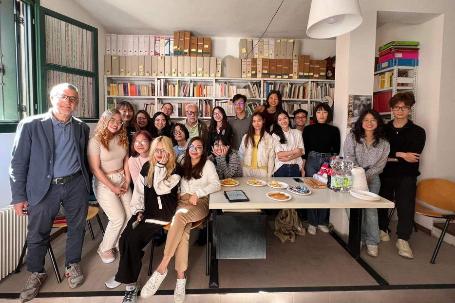 Hà An (áo đen, thứ 3 từ phải sang) và các thành viên của Hội Sinh viên Việt Nam tại Venice. Hà An (áo đen, thứ 3 từ phải sang) và các thành viên của Hội Sinh viên Việt Nam tại Venice.