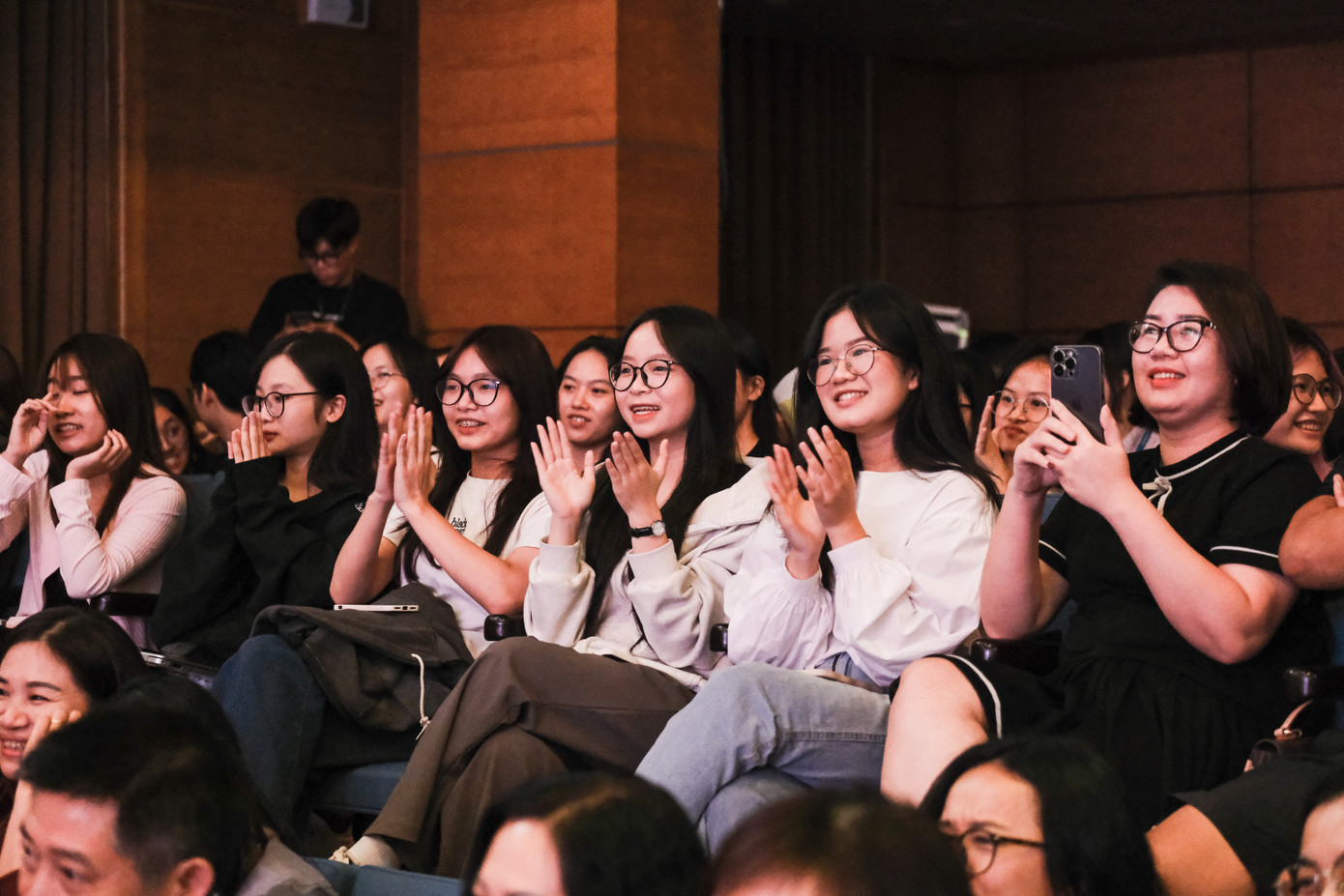 Đông đảo sinh viên các trường đại học đến tham dự và cổ vũ cho các đội thi. (Ảnh: Lê Vượng) Đông đảo sinh viên các trường đại học đến tham dự và cổ vũ cho các đội thi. (Ảnh: Lê Vượng)