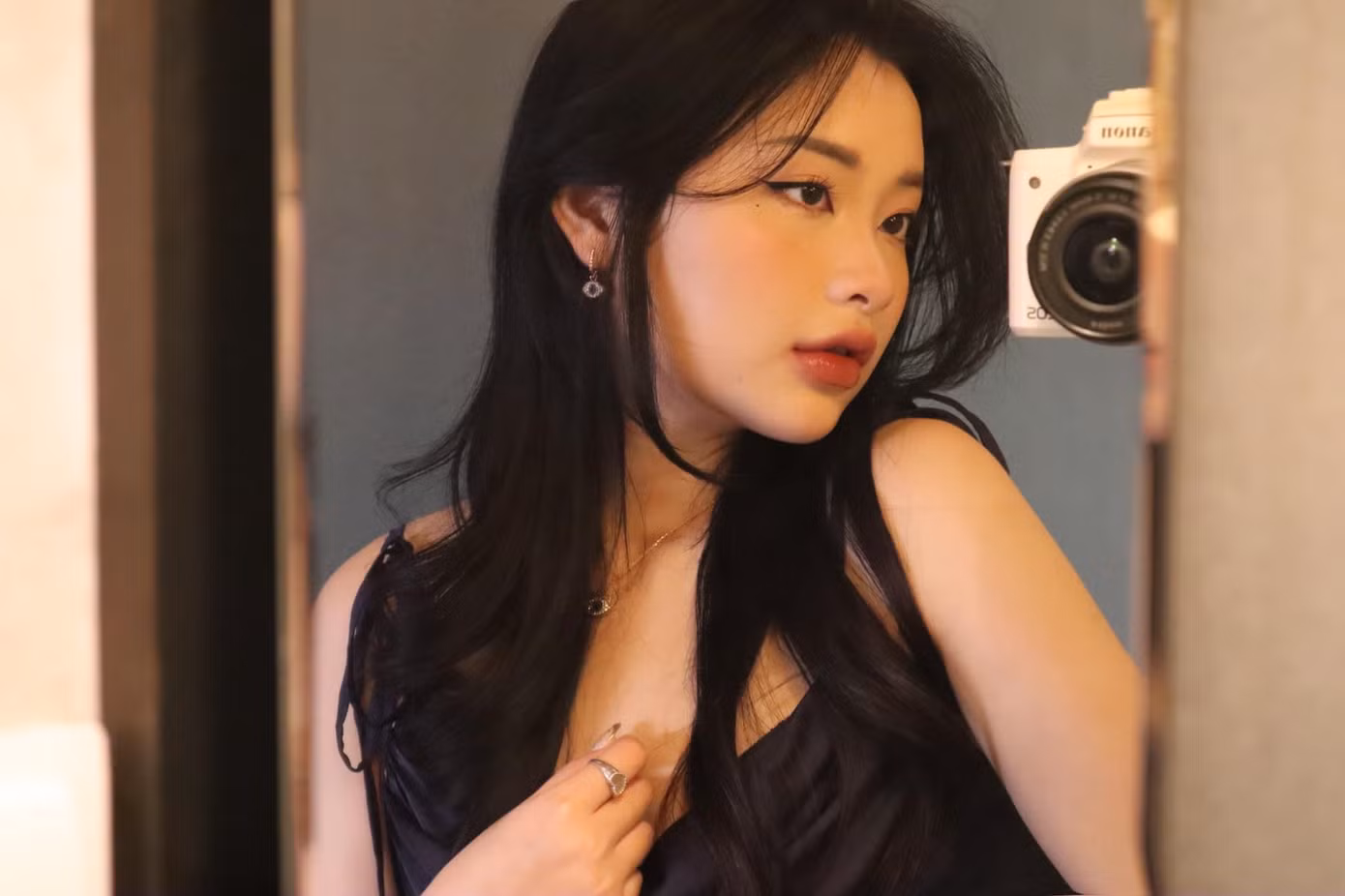 Dương Thu Giang là sinh viên năm 2 chuyên ngành Thiết kế thời trang, khoa Thiết kế Mỹ thuật tại trường Đại học Kiến Trúc Hà Nội.