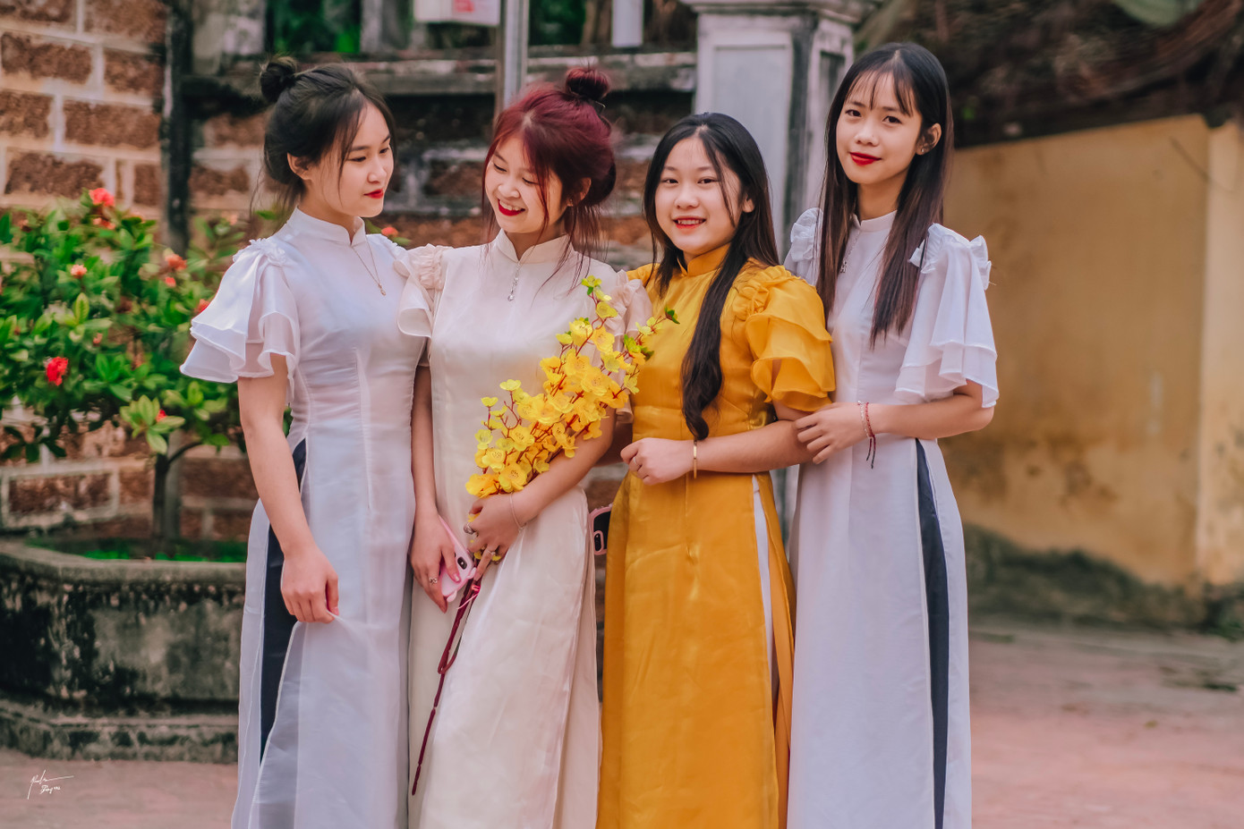 Nhiều bạn trẻ đến làng cổ “check – in” vì yêu sự cổ kính và hoài niệm. Nhiều bạn trẻ đến làng cổ “check – in” vì yêu sự cổ kính và hoài niệm.