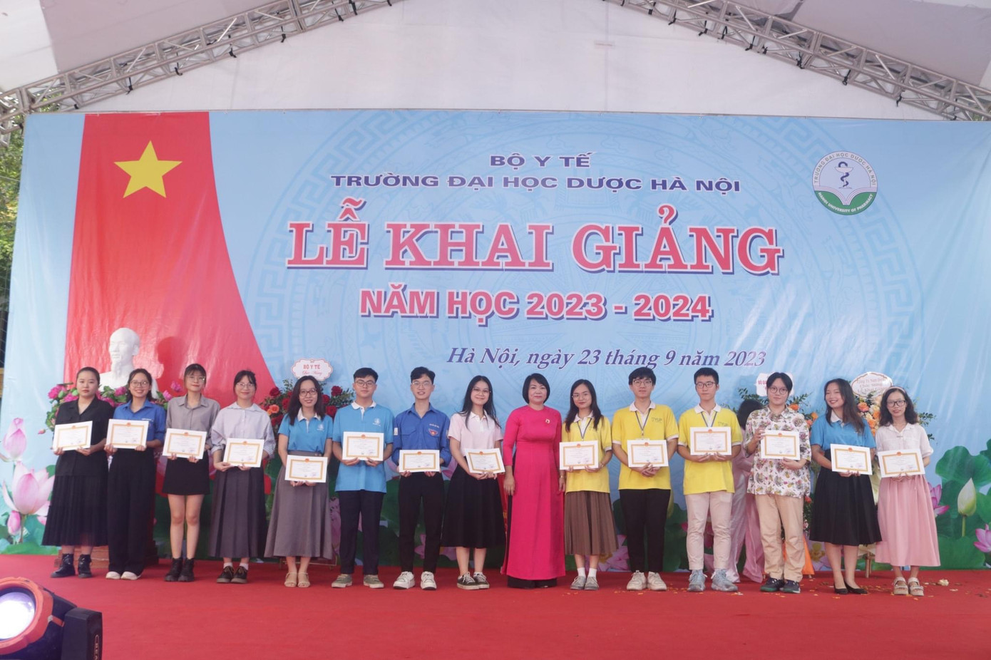 Mai Anh cùng các bạn sinh viên nhận giấy khen của Hiệu trưởng khen thưởng sinh viên có thành tích xuất sắc trong công tác năm học.