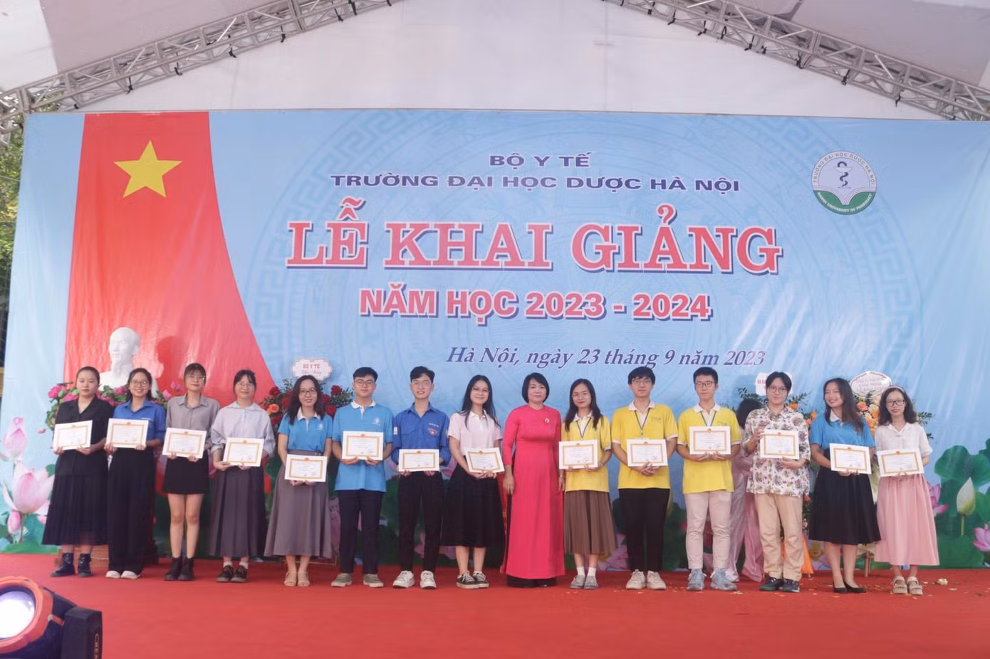 Mai Anh cùng các bạn sinh viên nhận giấy khen của Hiệu trưởng khen thưởng sinh viên có thành tích xuất sắc trong công tác năm học.