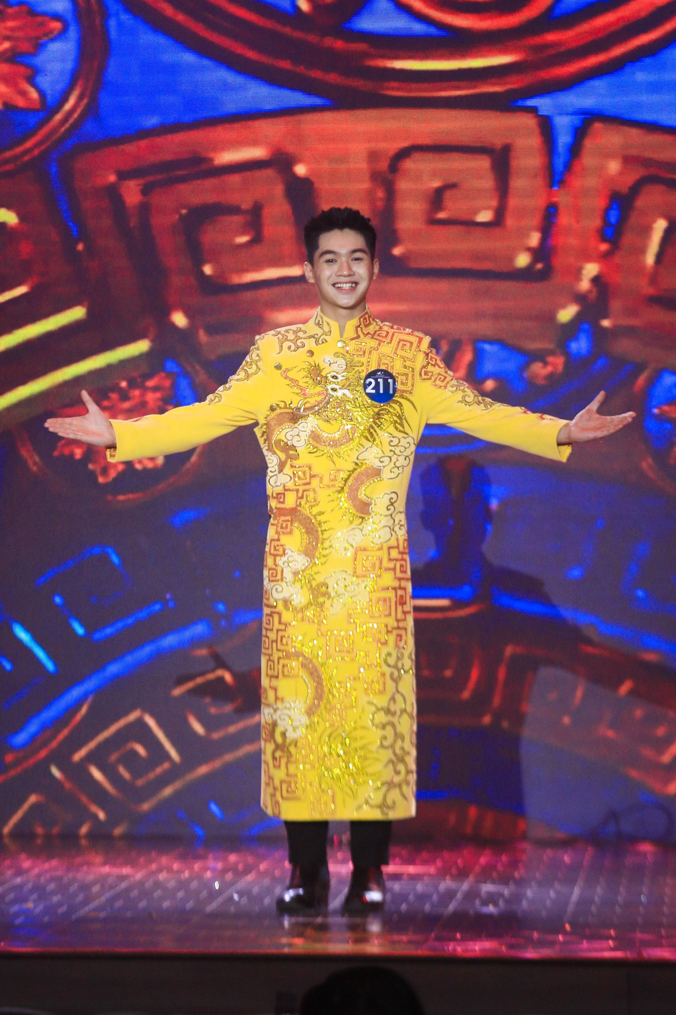 Mỗi bước chân đi trên sân khấu là một bước chứng minh bản thân mình.