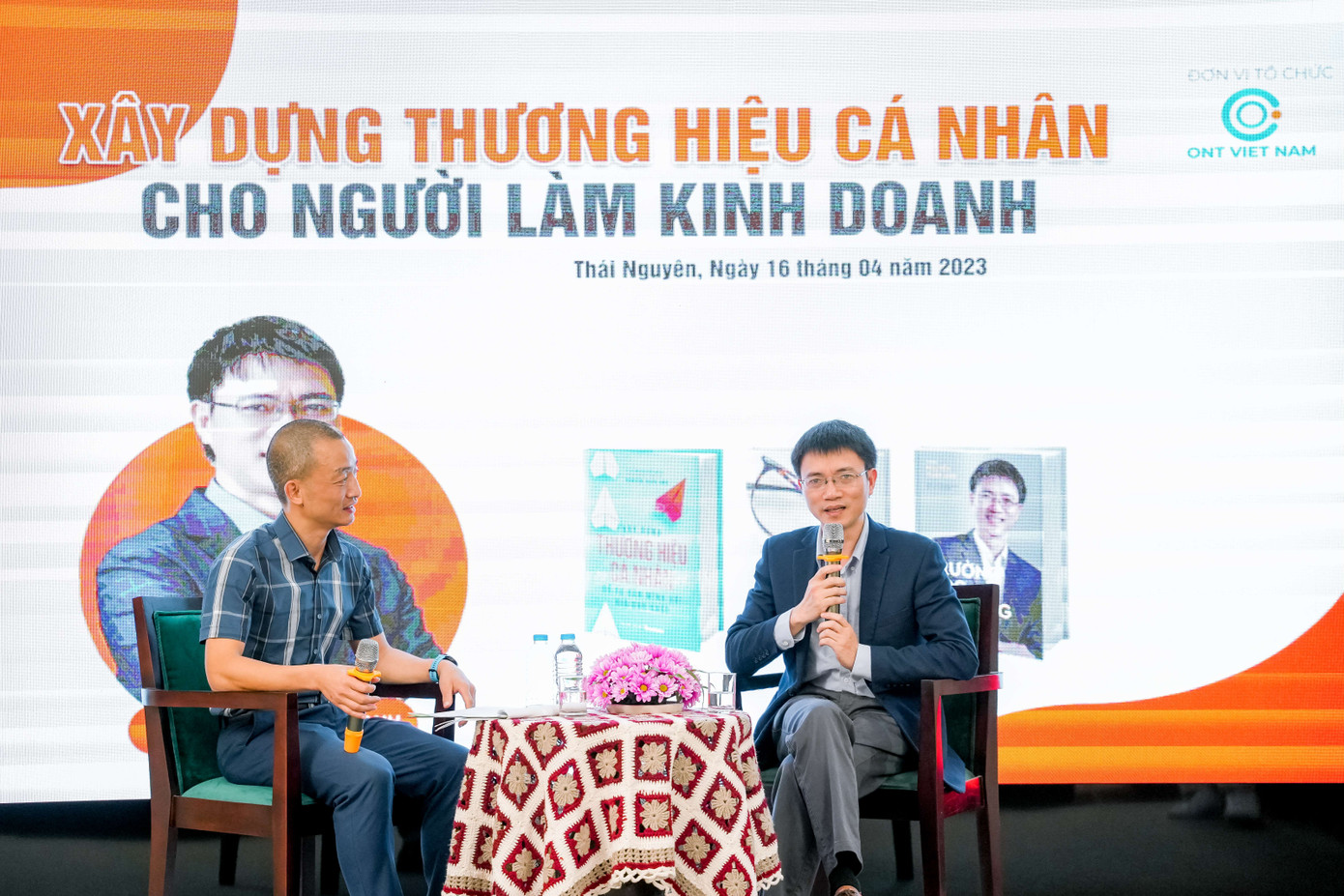 Tác giả, nhà báo Nguyễn Tuấn Anh trả lời các câu hỏi của khán giả.