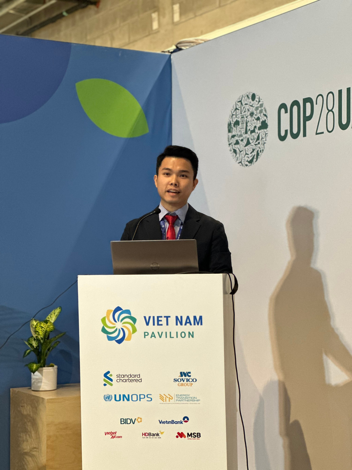 Sơn Trà trình bày về giáo dục BĐKH và vai trò của thanh niên trước phái đoàn Việt Nam tại COP28.