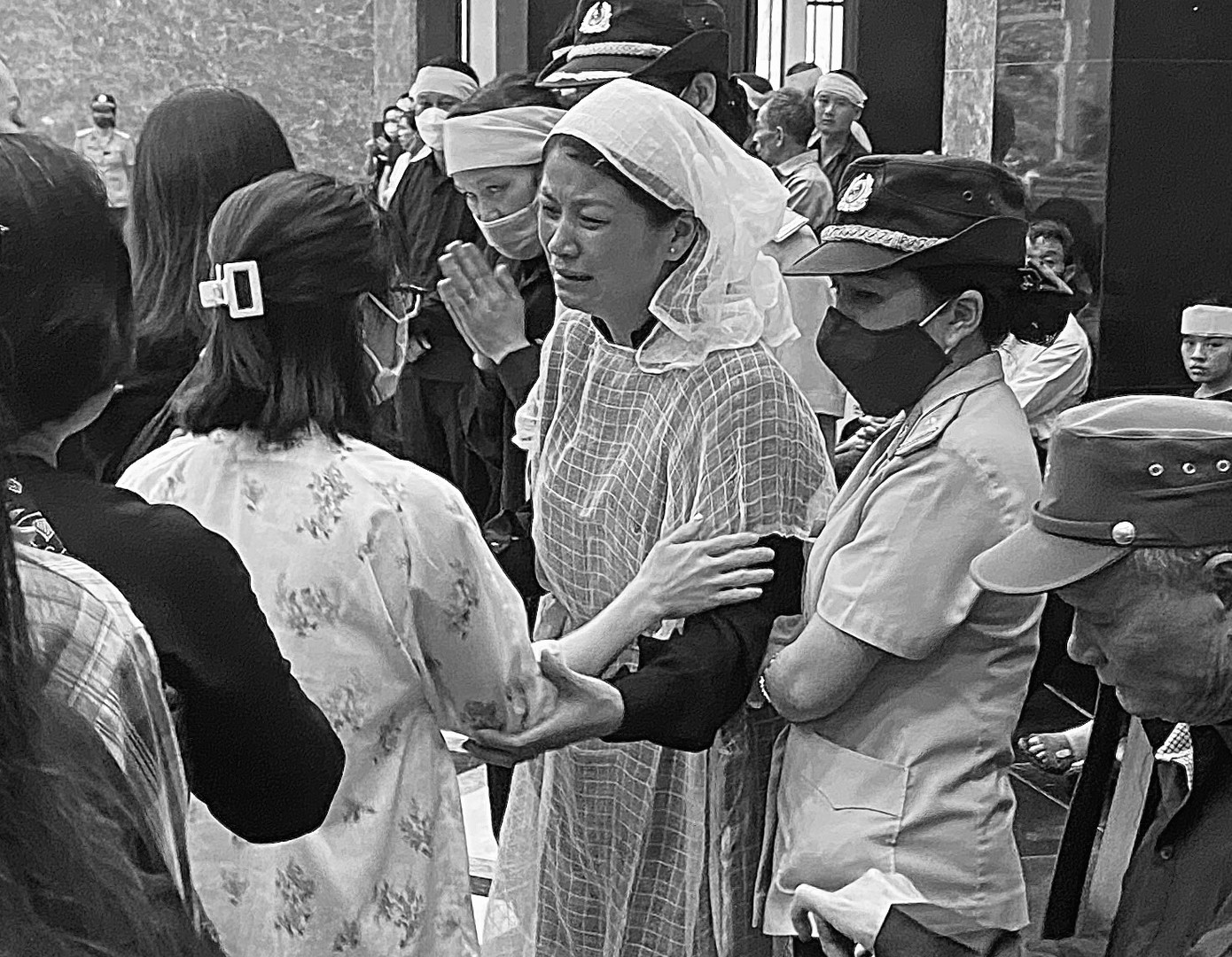 Người mẹ đau đớn đến tận cùng khi mất chồng và hai con sau một đêm. Ảnh: Lê Vượng