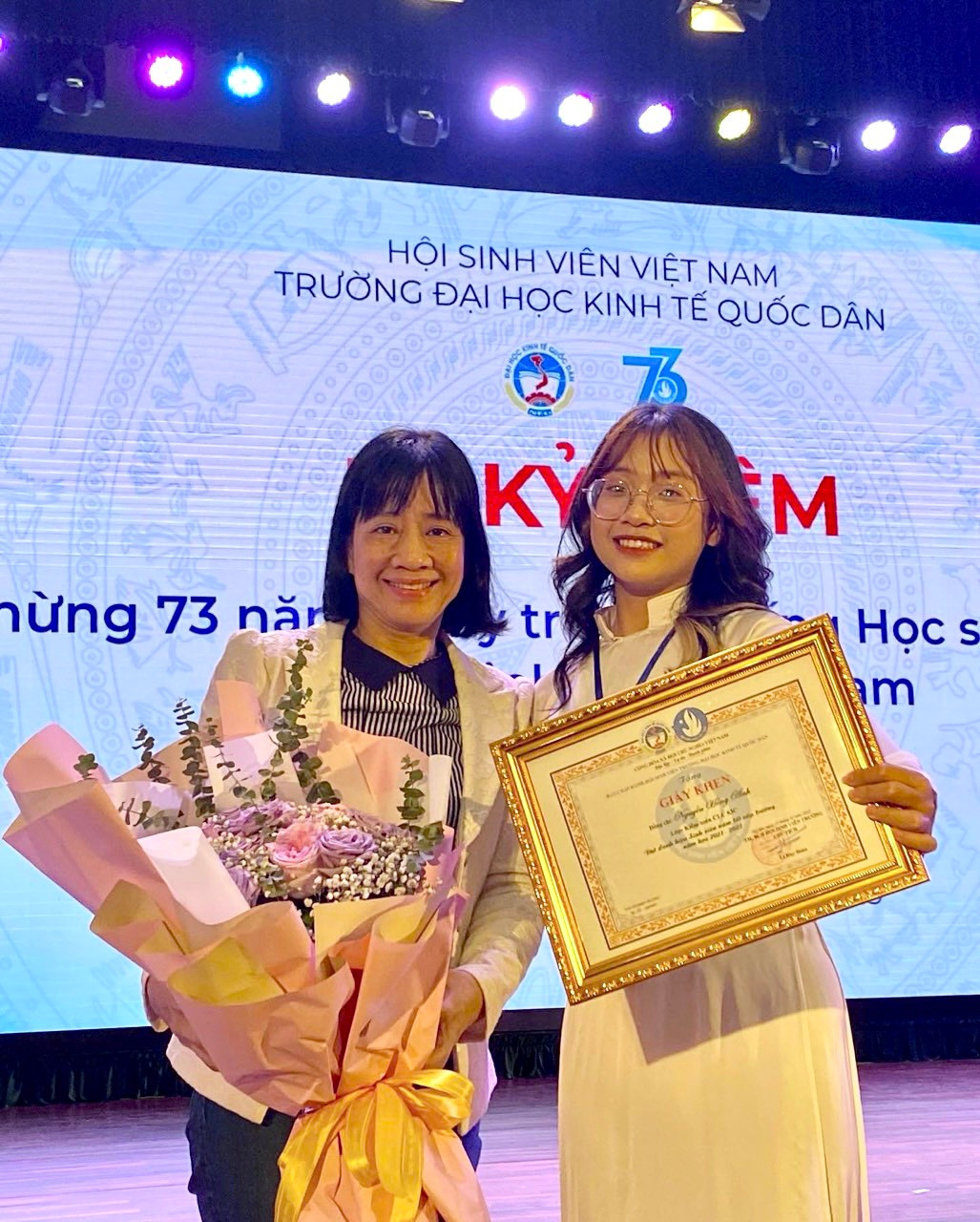 Hồng Anh và mẹ tại Gala Vinh danh Sinh viên 5 Tốt: Khát vọng rực sáng.