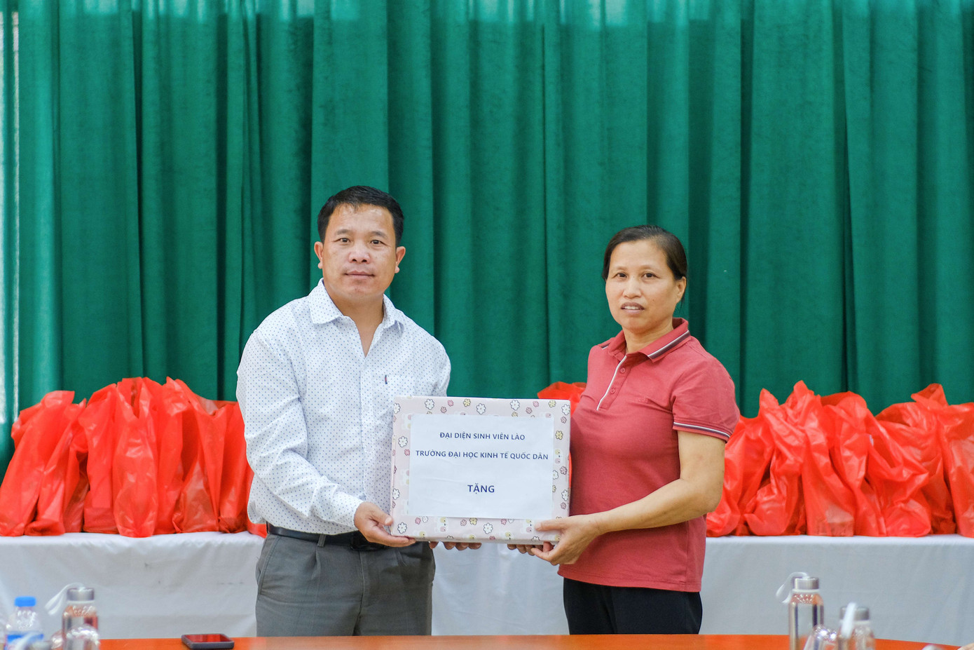 Chương trình đã trao tặng gần 100 suất quà gồm các đồ dùng văn phòng phẩm phục vụ cho năm học mới, đồ chơi trung thu cho các em.