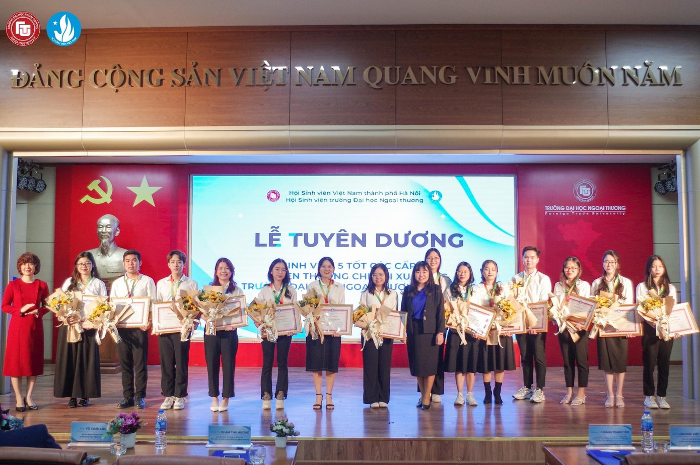 Linh (thứ 6 từ trái sang) cùng các bạn sinh viên tại Lễ tuyên dương Sinh viên 5 tốt cấp thành phố Hà Nội.