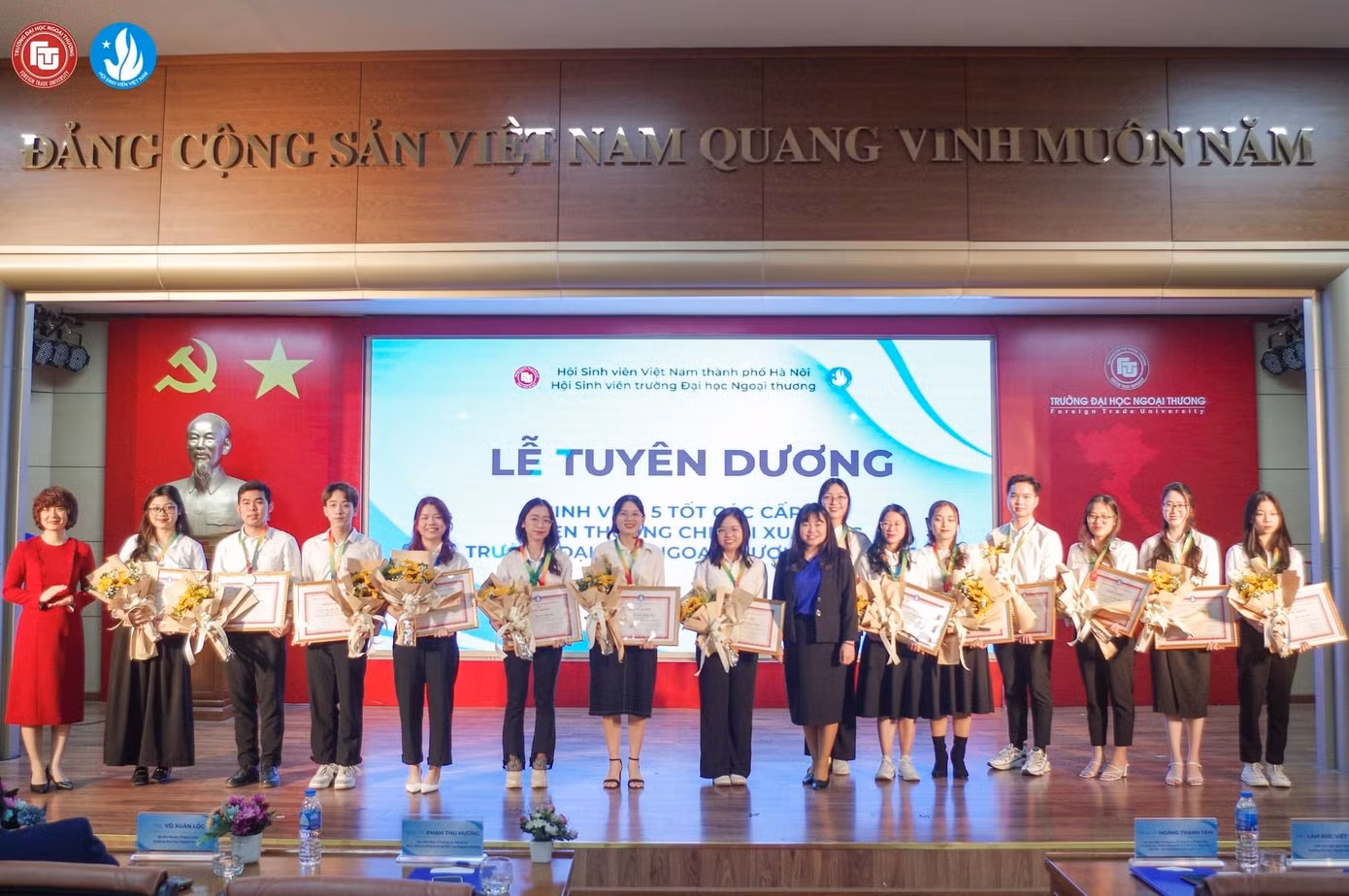 Linh (thứ 6 từ trái sang) cùng các bạn sinh viên tại Lễ tuyên dương Sinh viên 5 tốt cấp thành phố Hà Nội. Linh (thứ 6 từ trái sang) cùng các bạn sinh viên tại Lễ tuyên dương Sinh viên 5 tốt cấp thành phố Hà Nội.