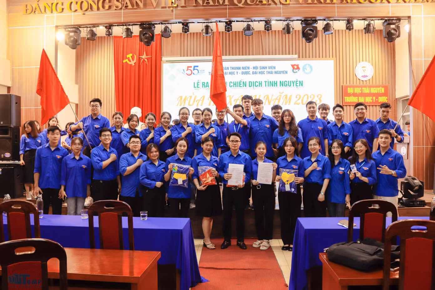 Hiện tại, Quang Hùng đảm nhận chức vụ Bí thư Chi đoàn. Hiện tại, Quang Hùng đảm nhận chức vụ Bí thư Chi đoàn.