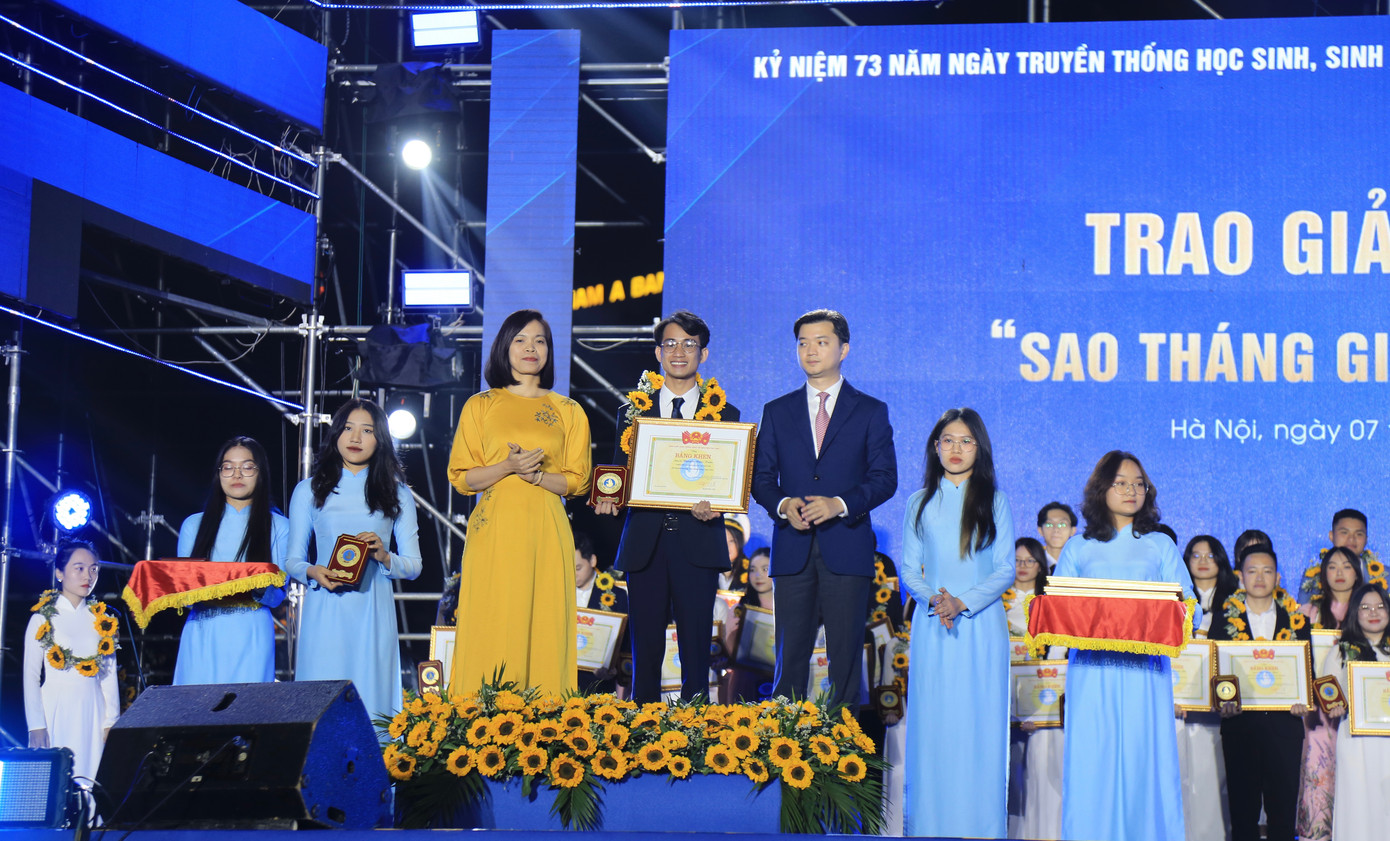 Tuấn nhận Giải thưởng Sao tháng giêng cấp Trung ương.