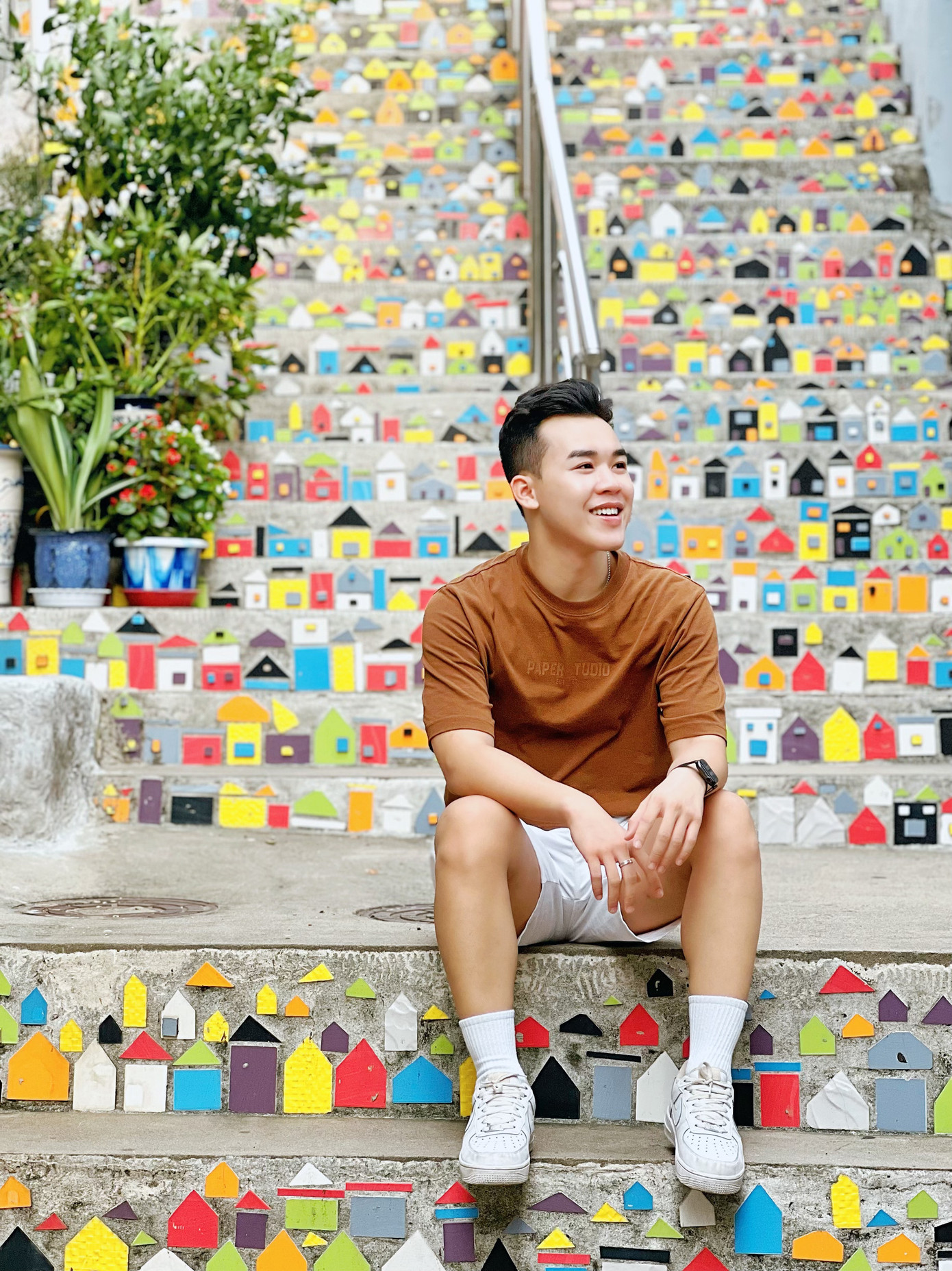 Ngày nghỉ ngơi, anh chàng thường dành thời gian đi thư giãn cùng bạn bè và gia đình.